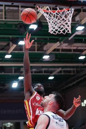 Im Bild: v.li. Charles Thompson (Wuerzburg Baskets, 32) gegen Owen Klassen (Rostock Seawolves, 22) 09.11.2025, Basketball, Fitness First Wuerzburg Baskets vs. Rostock Seawolves, easyCredit BBL, 7. Spieltag, Deutschland, Wuerzburg, tectake-Arena, Copyright: HMBxMedia xJulienxBecker