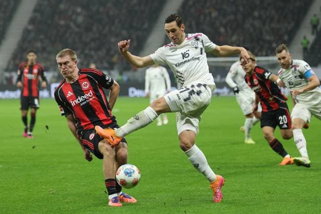Eintracht Frankfurt - 1. FSV Mainz 05 , 1. FBL Dominik Kohr (Mainz, 31) gegen Rasmus Kristensen (Eintracht Frankfurt, 13) Bundesligaspiel zwischen Eintracht Frankfurt und dem 1. FSV Mainz 05 am 9. November 2025 im Deutsche Bank Park in Frankfurt am Main., Frankfurt am Main Hessen Deutschland Deutsche Bank Park