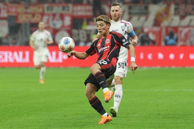 Eintracht Frankfurt - 1. FSV Mainz 05 , 1. FBL Ritsu Doan (Eintracht Frankfurt, 20) vor Silvan Widmer (Mainz, 30). Bundesligaspiel zwischen Eintracht Frankfurt und dem 1. FSV Mainz 05 am 9. November 2025 im Deutsche Bank Park in Frankfurt am Main., Frankfurt am Main Hessen Deutschland Deutsche Bank Park