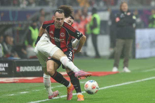 Eintracht Frankfurt - 1. FSV Mainz 05 , 1. FBL Paul Nebel (Mainz, 8) gegen Arthur Theate (Eintracht Frankfurt, 3). Bundesligaspiel zwischen Eintracht Frankfurt und dem 1. FSV Mainz 05 am 9. November 2025 im Deutsche Bank Park in Frankfurt am Main., Frankfurt am Main Hessen Deutschland Deutsche Bank Park