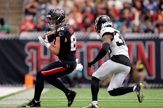 November 9, 2025, Houston, Texas, U.S: Houston Texans tight end Dalton Schultz (86) catches a pass along the sideline during the first quarter of the NFL, American Football Herren, USA game between the Houston Texans and the Jacksonville Jaguars at NRG Stadium in Houston, TX on November 9, 2025. Houston U.S - ZUMAw137 20251109_aap_w137_014 Copyright: xErikxWilliamsx
