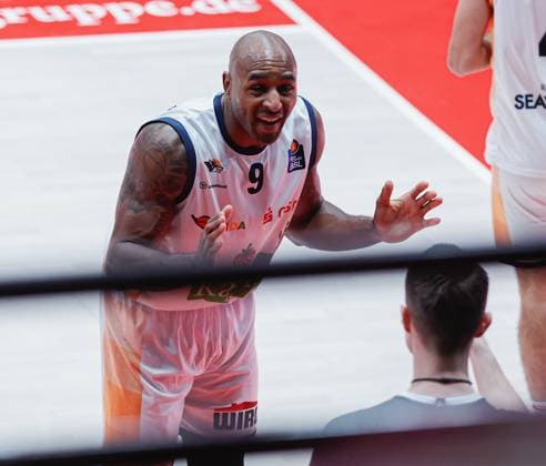 Im Bild: Verwunderung bei DeAndre Lansdowne (Rostock Seawolves, 9) 09.11.2025, Basketball, Fitness First Wuerzburg Baskets vs. Rostock Seawolves, easyCredit BBL, 7. Spieltag, Deutschland, Wuerzburg, tectake-Arena, Copyright: HMBxMedia xJulienxBecker