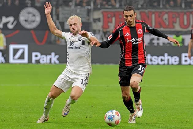 Frankfurt, Deutschland 09. November 2025: 1. BL - 2025 2026 - Eintracht Frankfurt vs. FSV Mainz 05 Im Bild: v. li. im Zweikampf Benedikt Hollerbach (Mainz) gegen Ellyes Skhiri (Frankfurt). DFL regulations prohibit any use of photographs as image sequences and or quasi-video Deutsche Bank Park Hessen Copyright: xFotostandx xRacochax