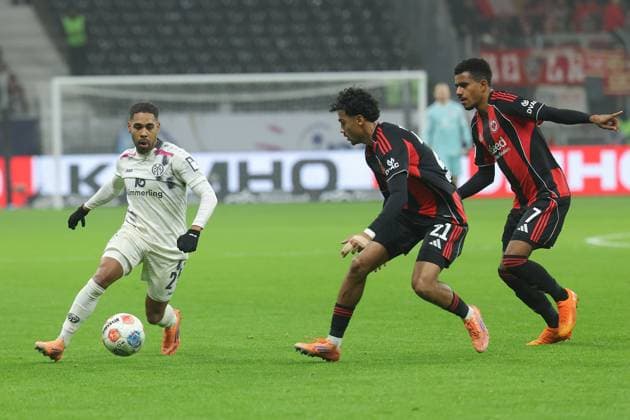Eintracht Frankfurt - 1. FSV Mainz 05 , 1. FBL Von links: Phillipp Mwene (Mainz, 2), Nathaniel Brown (Eintracht Frankfurt, 21) und Ansgar Knauff (Eintracht Frankfurt, 7). Bundesligaspiel zwischen Eintracht Frankfurt und dem 1. FSV Mainz 05 am 9. November 2025 im Deutsche Bank Park in Frankfurt am Main., Frankfurt am Main Hessen Deutschland Deutsche Bank Park