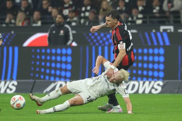 Eintracht Frankfurt - 1. FSV Mainz 05 , 1. FBL Robin Koch (Eintracht Frankfurt, 4) gegen Benedict Hollerbach (Mainz, 17). Bundesligaspiel zwischen Eintracht Frankfurt und dem 1. FSV Mainz 05 am 9. November 2025 im Deutsche Bank Park in Frankfurt am Main., Frankfurt am Main Hessen Deutschland Deutsche Bank Park