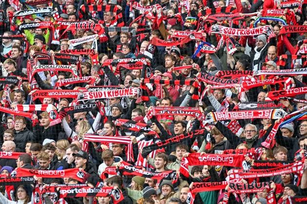 Fans beim Badnerlied GER, SC Freiburg - FC St. Pauli, Fussball, Bundesliga, 10. Spieltag, Saison 2025 2026, 09.11.2025 DFL DFB REGULATIONS PROHIBIT ANY USE OF PHOTOGRAPHS AS IMAGE SEQUENCES AND OR QUASI-VIDEO GER, SC Freiburg - FC St. Pauli, Fussball, Bundesliga, 10. Spieltag, Saison 2025 2026, 09.11.2025 Freiburg Copyright: xEibner-Pressefoto ThomasxHessx EP_THS