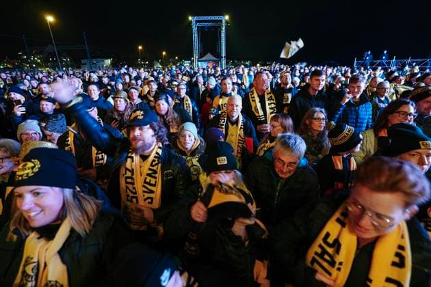SÖLVESBORG , SWEDEN 20251109 The Andersson and Ljustad families have made their way to the municipality s official celebration at Innerhamnen in Sölvesborg to celebrate Mjällby s Swedish Championship gold in football. SÖLVESBORG SWEDEN x9200x