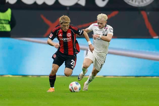 v.l.n.r.: Running duel between Ritsu Doan (Eintracht Frankfurt, 20) and Benedict Hollerbach (1.FSV Mainz 05, 17), 09.11.2025, Football, 1. Bundesliga, Eintracht Frankfurt - 1. FSV Mainz 05, GER, Frankfurt am Main, Deutsche Bank Park, DFL REGULATIONS PROHIBIT ANY USE OF PHOTOGRAPHS AS IMAGE SEQUENCES AND OR QUASI-VIDEO. Copyright: HMBxMedia xHeikoxBecker