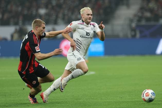 Eintracht Frankfurt - 1. FSV Mainz 05 , 1. FBL Benedict Hollerbach (Mainz, 17) vor Rasmus Kristensen (Eintracht Frankfurt, 13). Bundesligaspiel zwischen Eintracht Frankfurt und dem 1. FSV Mainz 05 am 9. November 2025 im Deutsche Bank Park in Frankfurt am Main., Frankfurt am Main Hessen Deutschland Deutsche Bank Park