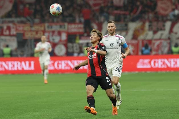 Eintracht Frankfurt - 1. FSV Mainz 05 , 1. FBL Ritsu Doan (Eintracht Frankfurt, 20) vor Silvan Widmer (Mainz, 30). Bundesligaspiel zwischen Eintracht Frankfurt und dem 1. FSV Mainz 05 am 9. November 2025 im Deutsche Bank Park in Frankfurt am Main., Frankfurt am Main Hessen Deutschland Deutsche Bank Park