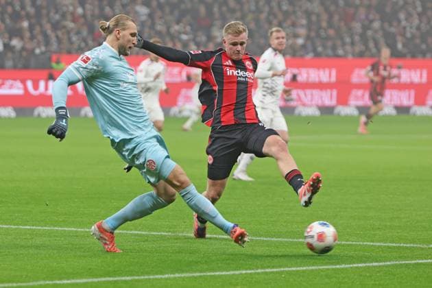 Torwart Robin Zentner (1. FSV Mainz 05, Nr. 27) im 1 gegen 1 mit Jonathan Burkhardt, Jonathan Michael Jonny Burkardt, Jonny Burkardt (Eintracht Frankfurt , Nr. 9) , Eintracht Frankfurt - 1. FSV Mainz 05, Rhein-Main-Derby, Derby, Bundesliga , BL, Saison 2025 2026, 10. Spiel, 09.11.2025, Frankfurt Deutsche Bank Park Deutschland