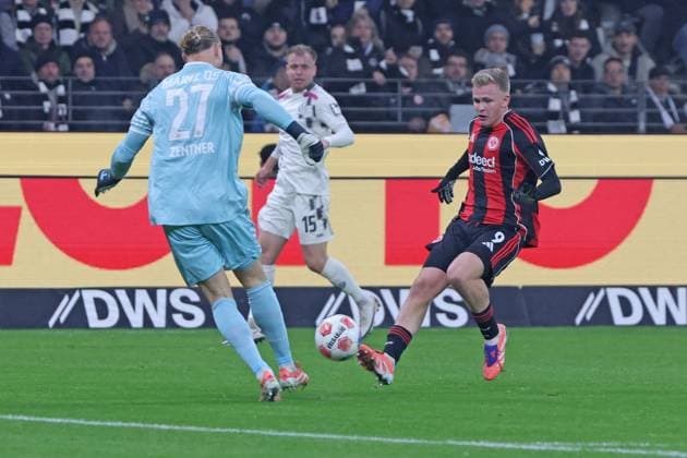 Torwart Robin Zentner (1. FSV Mainz 05, Nr. 27) im 1 gegen 1 mit Jonathan Burkhardt, Jonathan Michael Jonny Burkardt, Jonny Burkardt (Eintracht Frankfurt , Nr. 9) , Eintracht Frankfurt - 1. FSV Mainz 05, Rhein-Main-Derby, Derby, Bundesliga , BL, Saison 2025 2026, 10. Spiel, 09.11.2025, Frankfurt Deutsche Bank Park Deutschland