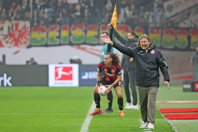 Trainer Bo Henriksen (1. FSV Mainz 05, Trainer) gestikulierend an der Aussenlinie , Eintracht Frankfurt - 1. FSV Mainz 05, Rhein-Main-Derby, Derby, Bundesliga , BL, Saison 2025 2026, 10. Spiel, 09.11.2025, Frankfurt Deutsche Bank Park Deutschland