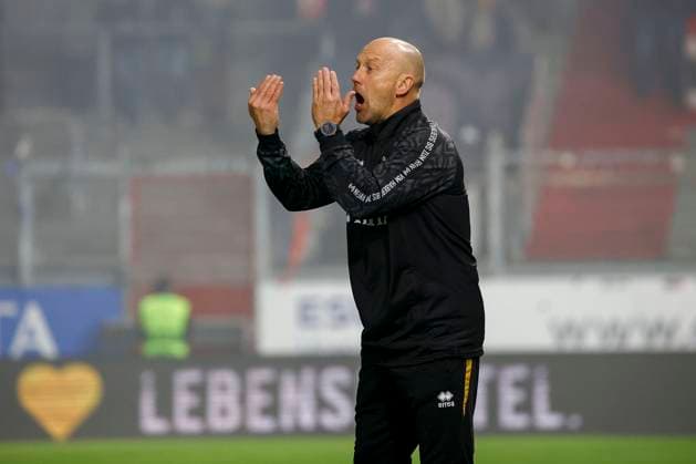 09.11.2025, xavx, Fussball 3.Liga, SV Wehen Wiesbaden - FC Viktoria Köln v.l. Interimstrainer Frank Steinmetz (SV Wehen Wiesbaden) gibt Anweisungen, gestikuliert, mit den Armen gestikulieren, gives instructions, gesticulate. (DFL DFB REGULATIONS PROHIBIT ANY USE OF PHOTOGRAPHS as IMAGE SEQUENCES and or QUASI-VIDEO) Wiesbaden