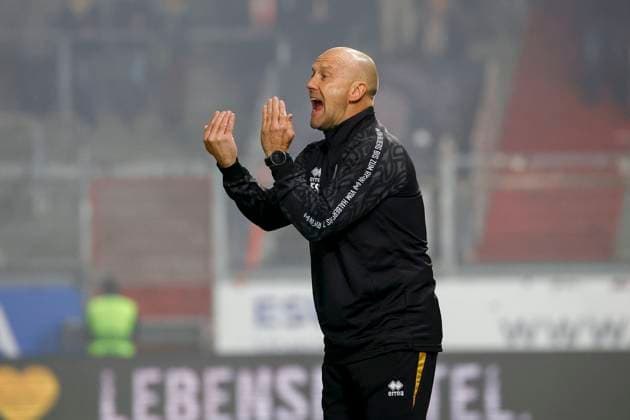 09.11.2025, xavx, Fussball 3.Liga, SV Wehen Wiesbaden - FC Viktoria Köln v.l. Interimstrainer Frank Steinmetz (SV Wehen Wiesbaden) gibt Anweisungen, gestikuliert, mit den Armen gestikulieren, gives instructions, gesticulate. (DFL DFB REGULATIONS PROHIBIT ANY USE OF PHOTOGRAPHS as IMAGE SEQUENCES and or QUASI-VIDEO) Wiesbaden