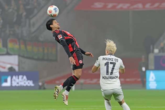 Frankfurt, Deutschland 09. November 2025: 1. BL - 2025 2026 - Eintracht Frankfurt vs. FSV Mainz 05 Im Bild: v. li. Mahmoud Dahoud (Frankfurt)kommt vor Benedikt Hollerbach (Mainz) an den Ball. DFL regulations prohibit any use of photographs as image sequences and or quasi-video Deutsche Bank Park Hessen Copyright: xFotostandx xRacochax
