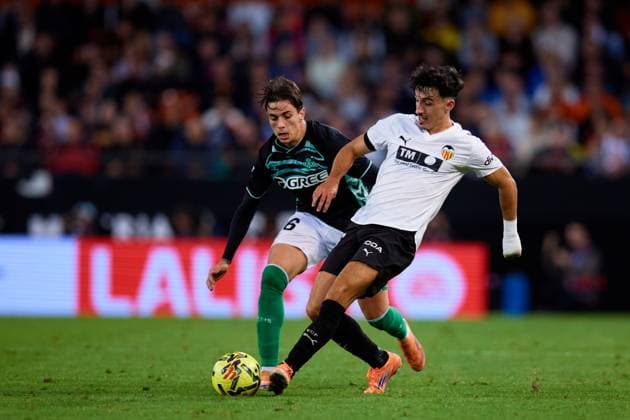Valencia CF v Real Betis Balompie - LaLiga EA Sports Diego Lopez of Valencia CF competes for the ball with Valentin Gomez of Real Betis Balompie during the LaLiga EA Sports match between Valencia CF and Real Betis at Mestalla stadium in Valencia, Spain, on November 9, 2025 Valencia Spain  Copyright: xDavidxAliagax originalFilename:aliaga-valencia251109_npDhD.jpg