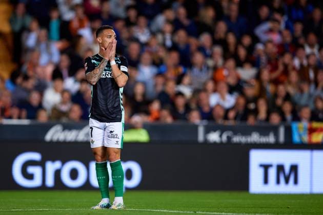 Valencia CF v Real Betis Balompie - LaLiga EA Sports Antony Matheus dos Santos of Real Betis Balompie reacts during the LaLiga EA Sports match between Valencia CF and Real Betis at Mestalla stadium in Valencia, Spain, on November 9, 2025. Valencia Spain  Copyright: xDavidxAliagax originalFilename:aliaga-valencia251109_nplij.jpg