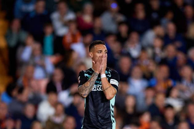 Valencia CF v Real Betis Balompie - LaLiga EA Sports Antony Matheus dos Santos of Real Betis Balompie reacts during the LaLiga EA Sports match between Valencia CF and Real Betis at Mestalla stadium in Valencia, Spain, on November 9, 2025. Valencia Spain  Copyright: xDavidxAliagax originalFilename:aliaga-valencia251109_npqOd.jpg