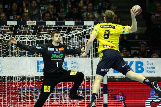 Torwart Sergey Hernandez Ferrer (SC Magdeburg,1) gegen Tim Nothdurft (Rhein-Neckar Löwen,8) - Handball Bundesliga Saison 2025-2026 SC Magdeburg vs. Rhein Neckar Löwen in der GETEC Arena in Magdeburg - Aktion,Handball,Deutschland,09.11.2025