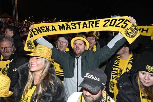 SÖLVESBORG, SVERIGE 20251109 Supportrar har samlats i Sölvesborg för att fira Mjällbys SM-guld i fotboll. SÖLVESBORG SVERIGE x50090x Copyright: xJohanxNilsson TTx MJÄLLBY SM-GULD