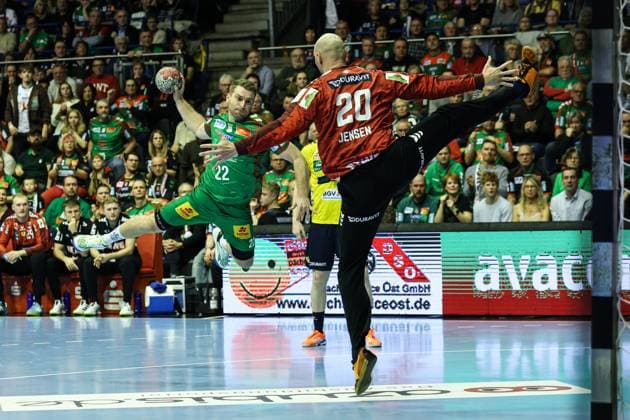 Lukas Mertens (SC Magdeburg,22) gegen Torwart Mike Jensen (Rhein-Neckar Löwen,20) - Handball Bundesliga Saison 2025-2026 SC Magdeburg vs. Rhein Neckar Löwen in der GETEC Arena in Magdeburg - Aktion,Handball,Deutschland,09.11.2025