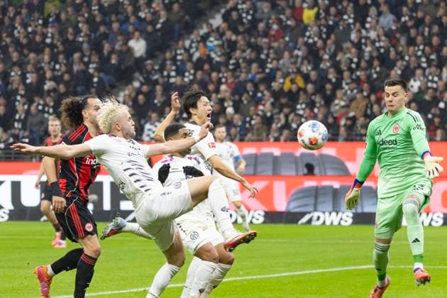 1. Fussball Bundesliga: Eintracht Frankfurt - 1. FSV Mainz 05, 09.11.2025 Benedict Hollerbach (1. FSV Mainz 05 17) will an den Ball & Michael Zetterer (Eintracht Frankfurt 23) versucht abzuweheren, Eintracht Frankfurt - 1. FSV Mainz 05, Frankfurt, Deutsche Bank Park, 9.11.2025 Copyright: xBEAUTIFULxSPORTS Gawlikx