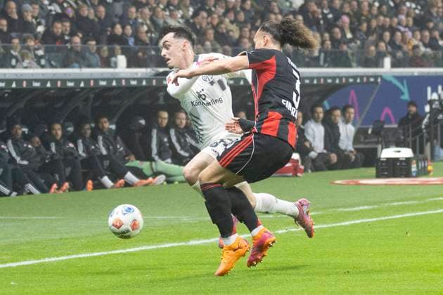 1. Fussball Bundesliga: Eintracht Frankfurt - 1. FSV Mainz 05, 09.11.2025 Arthur Theate (Eintracht Frankfurt 3) & Paul Nebel (1. FSV Mainz 05 8) im zweikampf um den Ball, Eintracht Frankfurt - 1. FSV Mainz 05, Frankfurt, Deutsche Bank Park, 9.11.2025 Copyright: xBEAUTIFULxSPORTS Gawlikx
