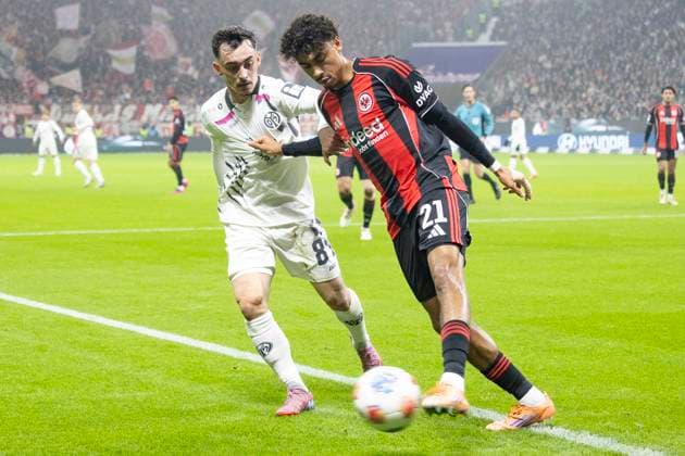 1. Fussball Bundesliga: Eintracht Frankfurt - 1. FSV Mainz 05, 09.11.2025 Nathaniel Brown (Eintracht Frankfurt 21) klärt den Ball vor Paul Nebel (1. FSV Mainz 05 8), Eintracht Frankfurt - 1. FSV Mainz 05, Frankfurt, Deutsche Bank Park, 9.11.2025 Copyright: xBEAUTIFULxSPORTS Gawlikx