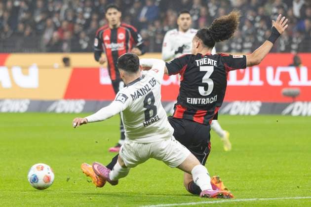 1. Fussball Bundesliga: Eintracht Frankfurt - 1. FSV Mainz 05, 09.11.2025 Paul Nebel (1. FSV Mainz 05 8) & Arthur Theate (Eintracht Frankfurt 3) im zweikampf um den ball, Eintracht Frankfurt - 1. FSV Mainz 05, Frankfurt, Deutsche Bank Park, 9.11.2025 Copyright: xBEAUTIFULxSPORTS Gawlikx