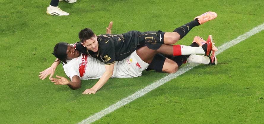 09.11.25 VfB Stuttgart - FC Augsburg Deutschland, Stuttgart, 09.11.2025, Fussball, Bundesliga, Saison 2025 2026, VfB Stuttgart - FC Augsburg: .Keven Schlotterbeck oben Augsburg, foult Dan-Axel Zagadou VFB bekommt Elfmeter