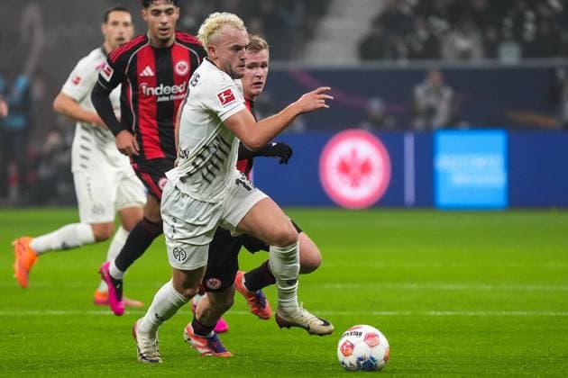 Jonathan Burkhardt (Eintracht Frankfurt, 09) mit seinem Nachfolger bei den Mainzern Benedict Hollerbach (1. FSV Mainz 05, 17) - Frankfurt 09.11.2025: Eintracht Frankfurt vs. 1. FSV Mainz 05, Deutsche Bank Park, 10. Spieltag Bundesliga