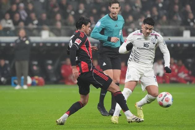 Mahmoud Dahoud (Eintracht Frankfurt, 18) gegen Nadiem Amiri (1. FSV Mainz 05, 10) - Frankfurt 09.11.2025: Eintracht Frankfurt vs. 1. FSV Mainz 05, Deutsche Bank Park, 10. Spieltag Bundesliga