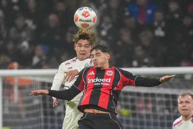 Kopfball Fares Chaibi (Eintracht Frankfurt, 08) gegen Kaishu Sano (1. FSV Mainz 05, 6) - Frankfurt 09.11.2025: Eintracht Frankfurt vs. 1. FSV Mainz 05, Deutsche Bank Park, 10. Spieltag Bundesliga