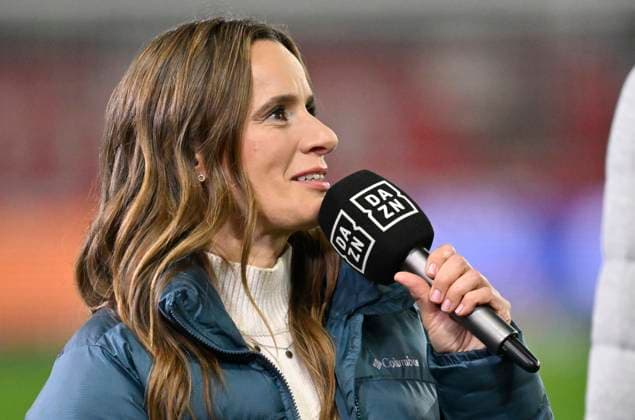 DAZN Moderatorin Reporterin Christina Rann im Interview Mikrofon Mikro Logo VfB Stuttgart vs FC Augsburg FCA 09.11.2025 DFL REGULATIONS PROHIBIT ANY USE OF PHOTOGRAPHS AS IMAGE SEQUENCES AND OR QUASI-VIDEO VfB Stuttgart vs FC Augsburg FCA