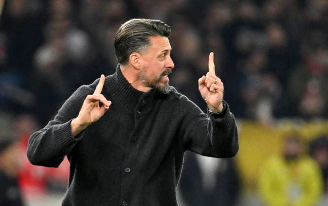 Trainer Coach Sandro Wagner FC Augsburg FCA am Spielfeldrand Gestik Geste VfB Stuttgart vs FC Augsburg FCA 09.11.2025 DFL REGULATIONS PROHIBIT ANY USE OF PHOTOGRAPHS AS IMAGE SEQUENCES AND OR QUASI-VIDEO VfB Stuttgart vs FC Augsburg FCA