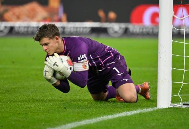 Torwart Finn Dahmen FC Augsburg FCA (01) Aktion VfB Stuttgart vs FC Augsburg FCA 09.11.2025 DFL REGULATIONS PROHIBIT ANY USE OF PHOTOGRAPHS AS IMAGE SEQUENCES AND OR QUASI-VIDEO VfB Stuttgart vs FC Augsburg FCA