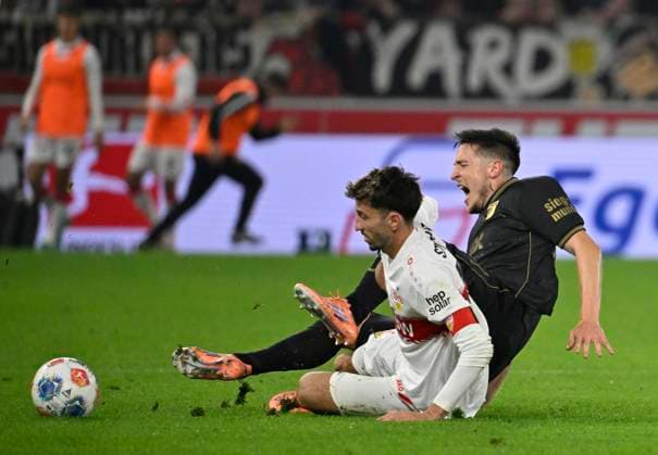 Zweikampf, Aktion Atakan Karazor VfB Stuttgart (16) gegen Dimitrios Giannoulis FC Augsburg FCA (13) VfB Stuttgart vs FC Augsburg FCA 09.11.2025 DFL REGULATIONS PROHIBIT ANY USE OF PHOTOGRAPHS AS IMAGE SEQUENCES AND OR QUASI-VIDEO VfB Stuttgart vs FC Augsburg FCA