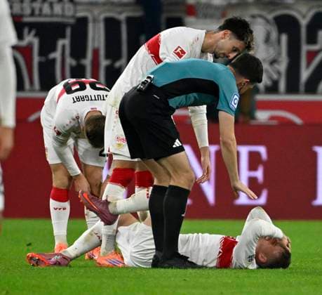 Maximilian Mittelstaedt VfB Stuttgart (07) verletzt Verletzung am Boden Schiedsrichter Referee Harm Osmers Atakan Karazor VfB Stuttgart (16) VfB Stuttgart vs FC Augsburg FCA 09.11.2025 DFL REGULATIONS PROHIBIT ANY USE OF PHOTOGRAPHS AS IMAGE SEQUENCES AND OR QUASI-VIDEO VfB Stuttgart vs FC Augsburg FCA