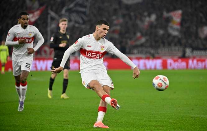 Torschuss Aktion Torchance Bilal El Khannouss VfB Stuttgart (11) Lorenz Assignon VfB Stuttgart (22) VfB Stuttgart vs FC Augsburg FCA 09.11.2025 DFL REGULATIONS PROHIBIT ANY USE OF PHOTOGRAPHS AS IMAGE SEQUENCES AND OR QUASI-VIDEO VfB Stuttgart vs FC Augsburg FCA
