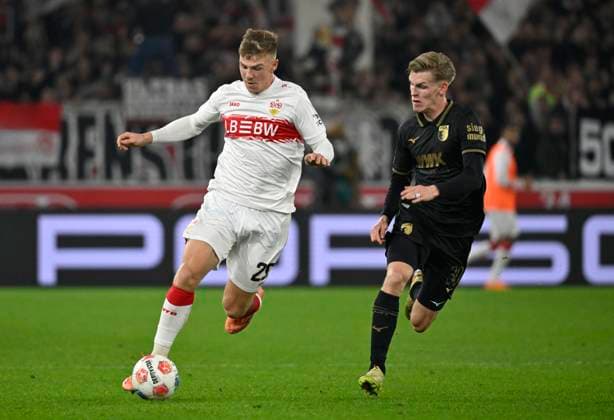 Zweikampf, Aktion Finn Jeltsch VfB Stuttgart (29) gegen Anton Kade FC Augsburg FCA (30) VfB Stuttgart vs FC Augsburg FCA 09.11.2025 DFL REGULATIONS PROHIBIT ANY USE OF PHOTOGRAPHS AS IMAGE SEQUENCES AND OR QUASI-VIDEO VfB Stuttgart vs FC Augsburg FCA
