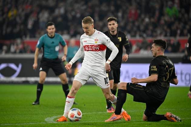 Chris Fuehrich VfB Stuttgart (10) Aktion am Ball Zweikampf, Aktion gegen Keven Schlotterbeck FC Augsburg FCA (31) Schiedsrichter Referee Harm Osmers VfB Stuttgart vs FC Augsburg FCA 09.11.2025 DFL REGULATIONS PROHIBIT ANY USE OF PHOTOGRAPHS AS IMAGE SEQUENCES AND OR QUASI-VIDEO VfB Stuttgart vs FC Augsburg FCA