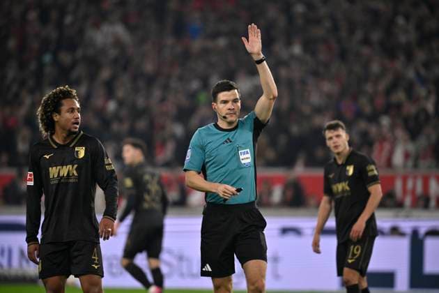 Schiedsrichter Referee Harm Osmers Gestik Geste Han-Noah Massengo FC Augsburg FCA (04) Robin Fellhauer FC Augsburg FCA (19) Mert Koemuer FC Augsburg FCA (36) VfB Stuttgart vs FC Augsburg FCA 09.11.2025 DFL REGULATIONS PROHIBIT ANY USE OF PHOTOGRAPHS AS IMAGE SEQUENCES AND OR QUASI-VIDEO VfB Stuttgart vs FC Augsburg FCA