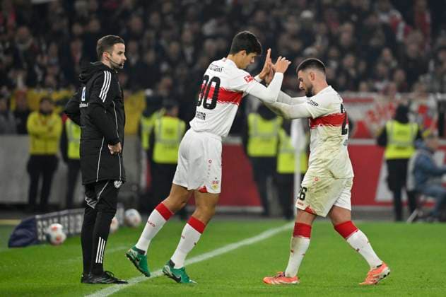 Wechsel Auswechslung Einwechslung Jose Maria Chema Andres Baixauli VfB Stuttgart (30) kommt fuer Deniz Undav VfB Stuttgart (26) Vierter Offizieller Schiedsrichter Referee Michael Bacher VfB Stuttgart vs FC Augsburg FCA 09.11.2025 DFL REGULATIONS PROHIBIT ANY USE OF PHOTOGRAPHS AS IMAGE SEQUENCES AND OR QUASI-VIDEO VfB Stuttgart vs FC Augsburg FCA