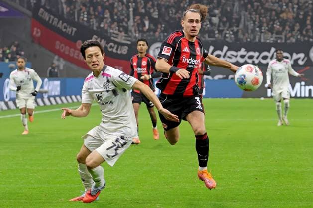 Frankfurt, Deutschland 09. November 2025: 1. BL - 2025 2026 - Eintracht Frankfurt vs. FSV Mainz 05 Im Bild: v. li. im Zweikampf Jae-sung Lee (Mainz) gegen Arthur Theate (Frankfurt). DFL regulations prohibit any use of photographs as image sequences and or quasi-video Deutsche Bank Park Hessen Copyright: xFotostandx xRacochax