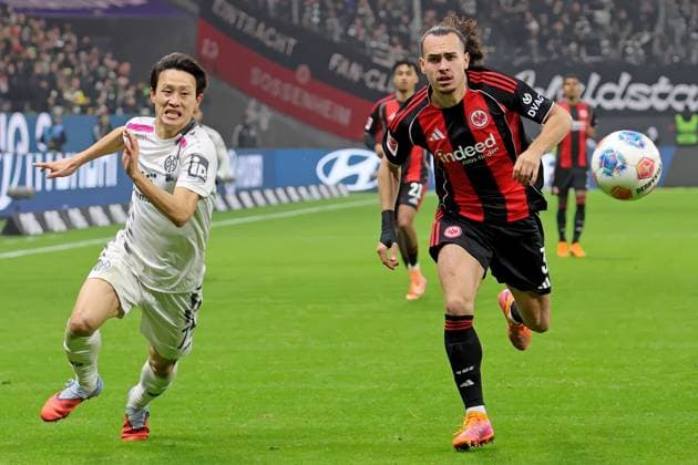 Frankfurt, Deutschland 09. November 2025: 1. BL - 2025 2026 - Eintracht Frankfurt vs. FSV Mainz 05 Im Bild: v. li. im Zweikampf Jae-sung Lee (Mainz) gegen Arthur Theate (Frankfurt). DFL regulations prohibit any use of photographs as image sequences and or quasi-video Deutsche Bank Park Hessen Copyright: xFotostandx xRacochax
