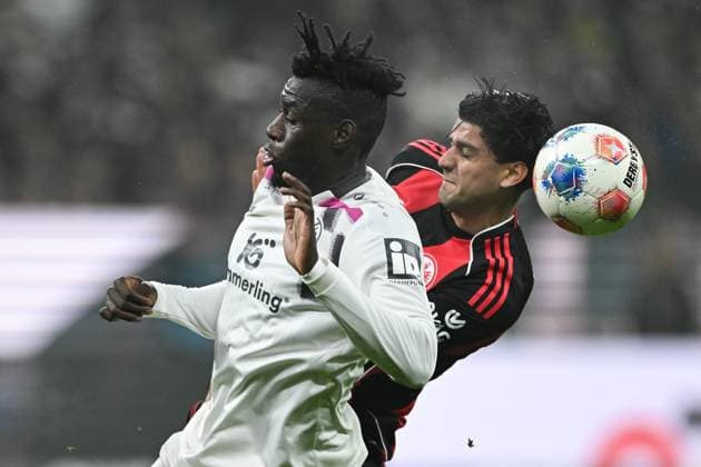 Danny da Costa ( 1.FSV Mainz 05, 21) im Zweikampf mit Mahmoud (Eintracht Frankfurt, 18), GER, Eintracht Frankfurt vs 1. FSV Mainz 05. Fussball, 1. Bundesliga, 10. Spieltag, Spielzeit 2025 2026, 09.11.2025. DFL REGULATIONS PROHIBIT ANY USE OF PHOTOGRAPHS AS IMAGE SEQUENCES AND OR QUASI-VIDEO GER, Eintracht Frankfurt vs 1. FSV Mainz 05. Fussball, 1. Bundesliga, 10. Spieltag, Spielzeit 2025 2026, 09.11.2025. Frankfurt am Main Copyright: xEibner-Pressefoto FlorianxWiegandx EP_FWD