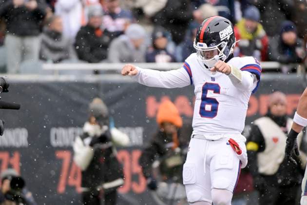 New York Giants quarterback Jaxson Dart (6) celebrates his second quarter touchdown against the Chicago Bears at Soldier Field in Chicago on Sunday, November 9, 2025.  CHI20251109106 MARKxBLACK