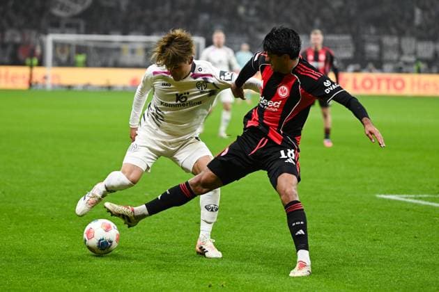 Kaishu Sano ( 1.FSV Mainz 05, 06) im Zweikampf mit Mahmoud (Eintracht Frankfurt, 18), GER, Eintracht Frankfurt vs 1. FSV Mainz 05. Fussball, 1. Bundesliga, 10. Spieltag, Spielzeit 2025 2026, 09.11.2025. DFL REGULATIONS PROHIBIT ANY USE OF PHOTOGRAPHS AS IMAGE SEQUENCES AND OR QUASI-VIDEO GER, Eintracht Frankfurt vs 1. FSV Mainz 05. Fussball, 1. Bundesliga, 10. Spieltag, Spielzeit 2025 2026, 09.11.2025. Frankfurt am Main Copyright: xEibner-Pressefoto FlorianxWiegandx EP_FWD