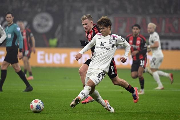 09.11.2025, xpsx, Fussball 1.Bundesliga, Eintracht Frankfurt - 1.FSV Mainz 05 v.l. Jonathan Jonny Burkardt (Eintracht Frankfurt) Kaishu Sano (FSV Mainz 05) Zweikampf, Aktion, action, battle for the ball (DFL DFB REGULATIONS PROHIBIT ANY USE OF PHOTOGRAPHS as IMAGE SEQUENCES and or QUASI-VIDEO) Frankfurt am Main